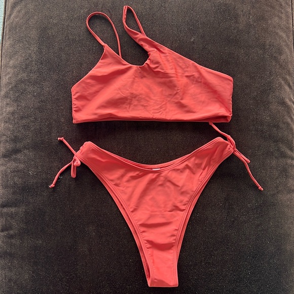 Bikini - Picture 1 of 4